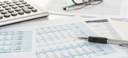 caderno, livros e calculadora