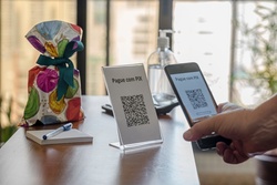 celular lendo qrcode